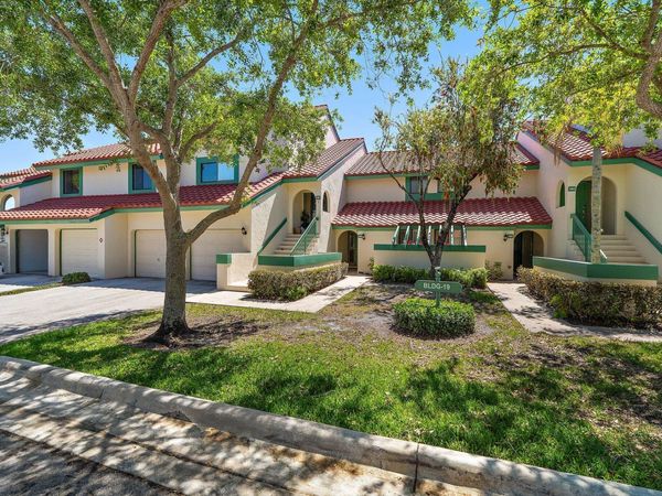 19 Lexington Lane W, Palm Beach Gardens, FL 33418