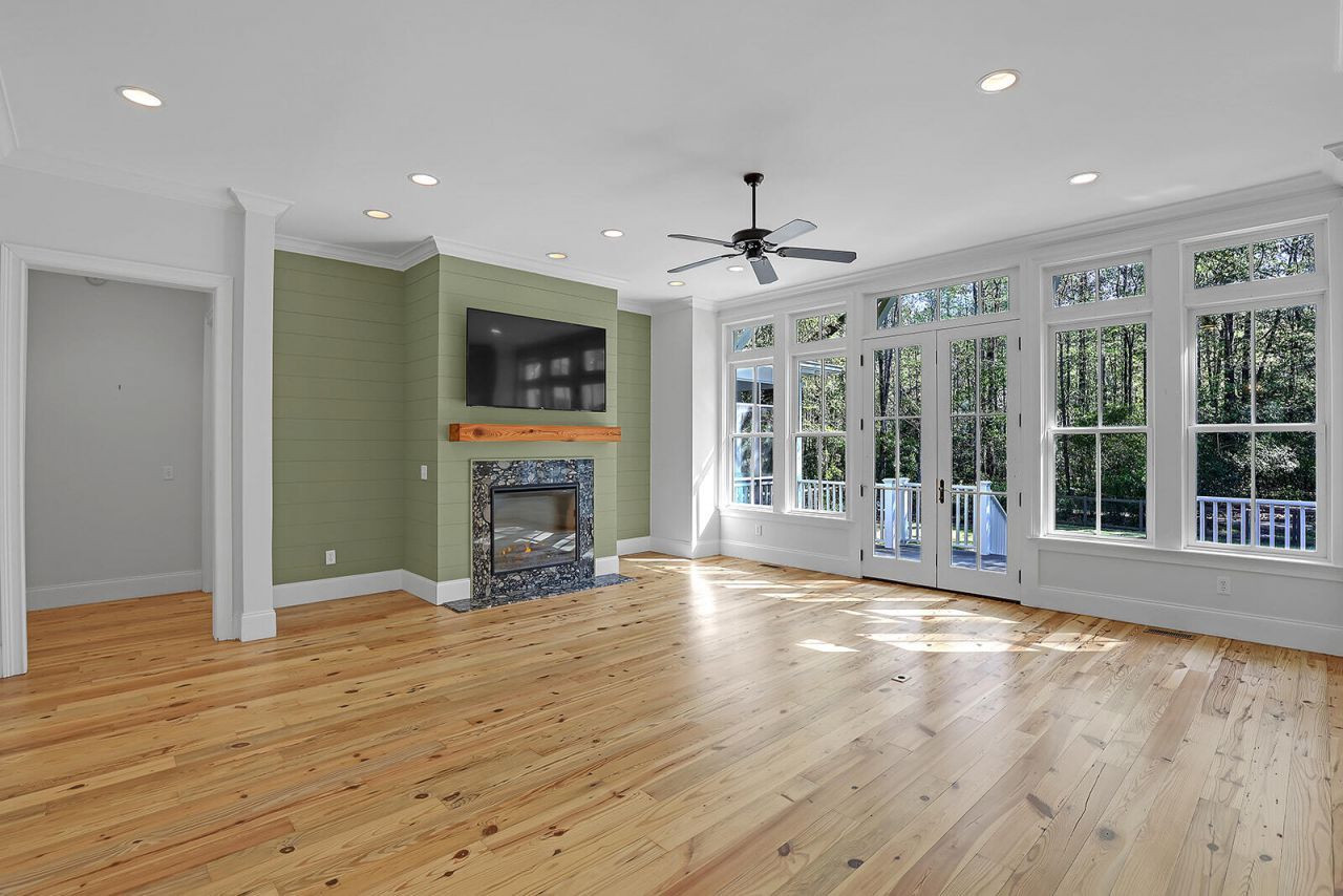 105 Barnaby Photo 16