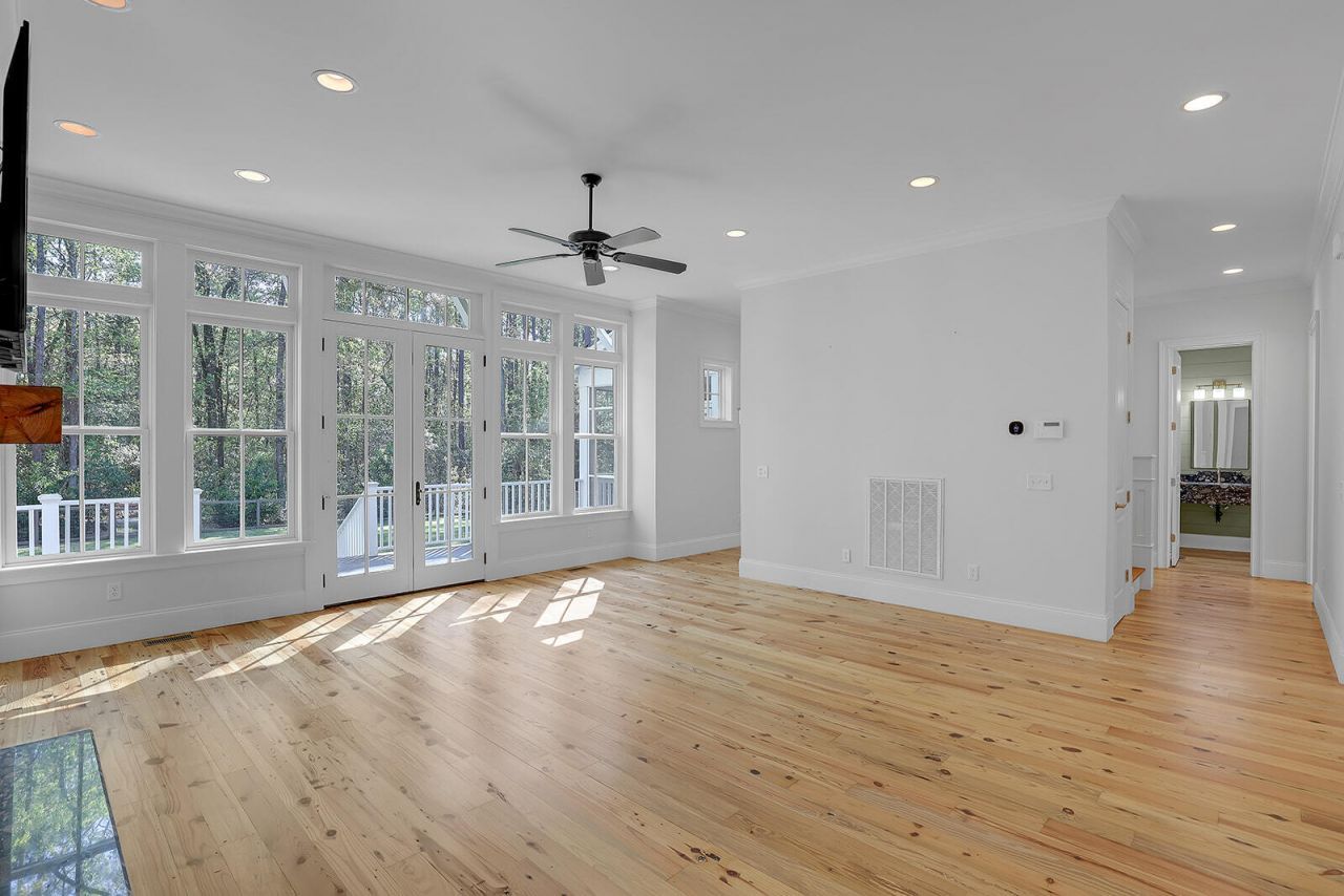 105 Barnaby Photo 16