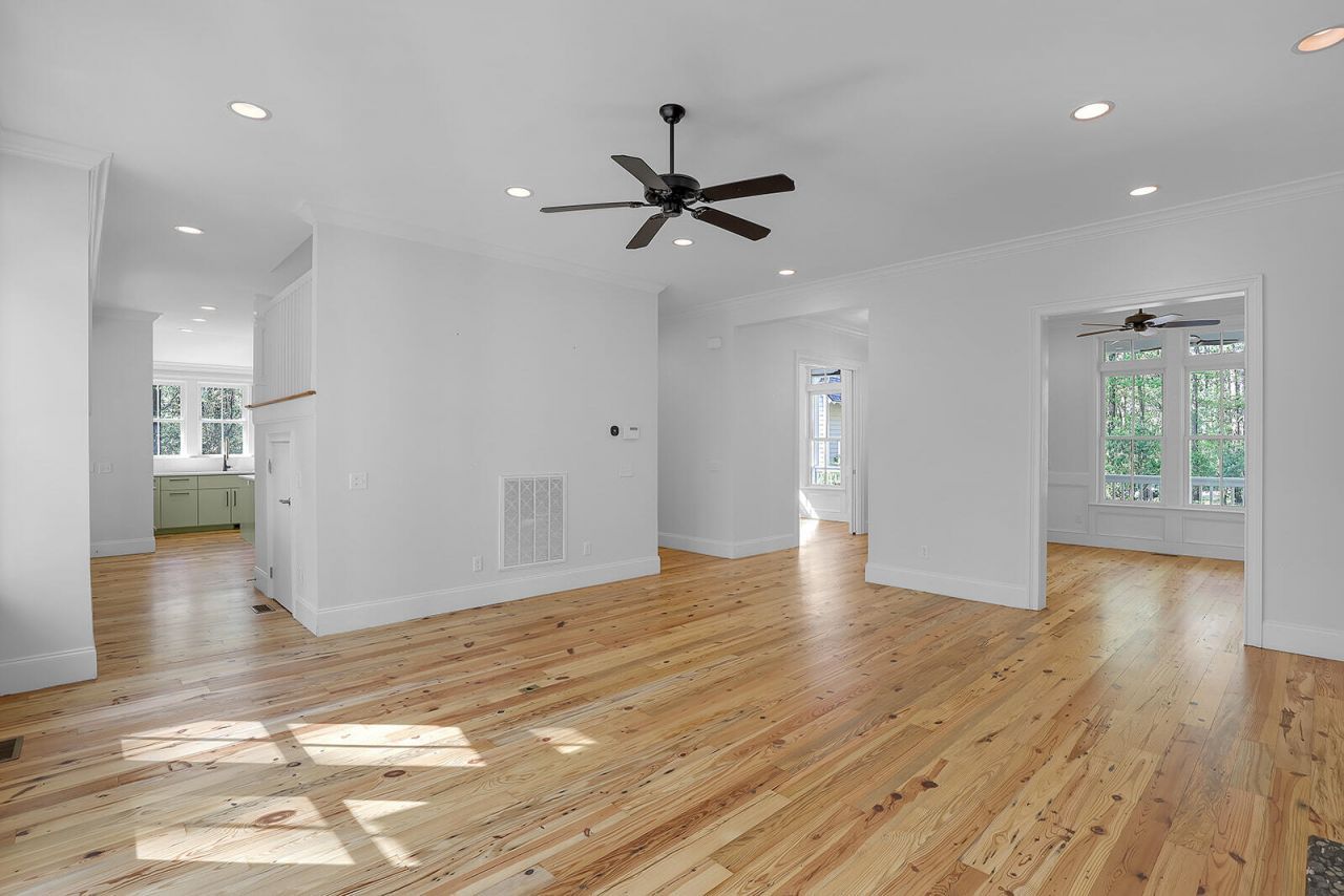 105 Barnaby Photo 18