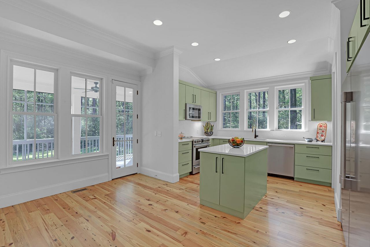 105 Barnaby Photo 19