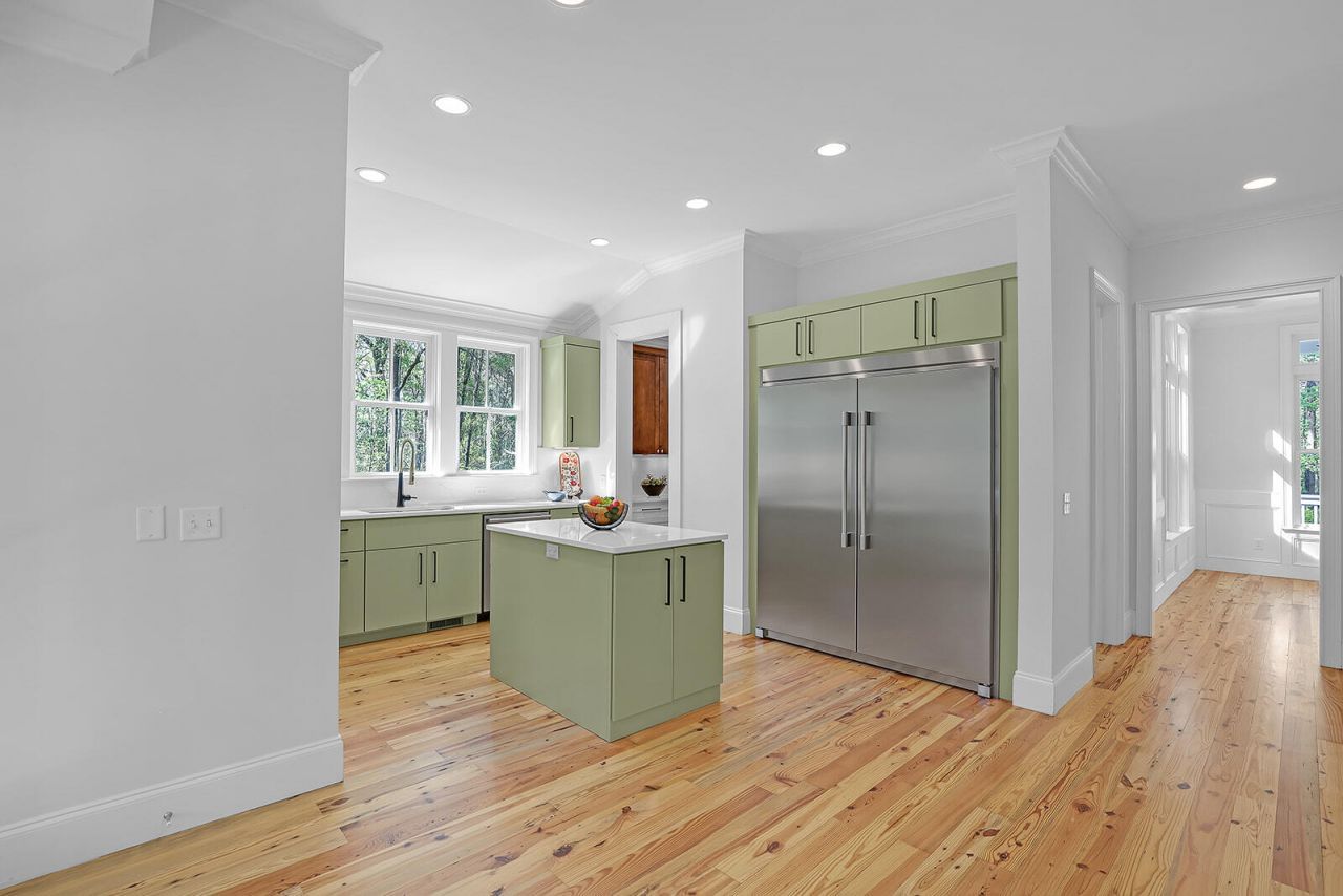 105 Barnaby Photo 24