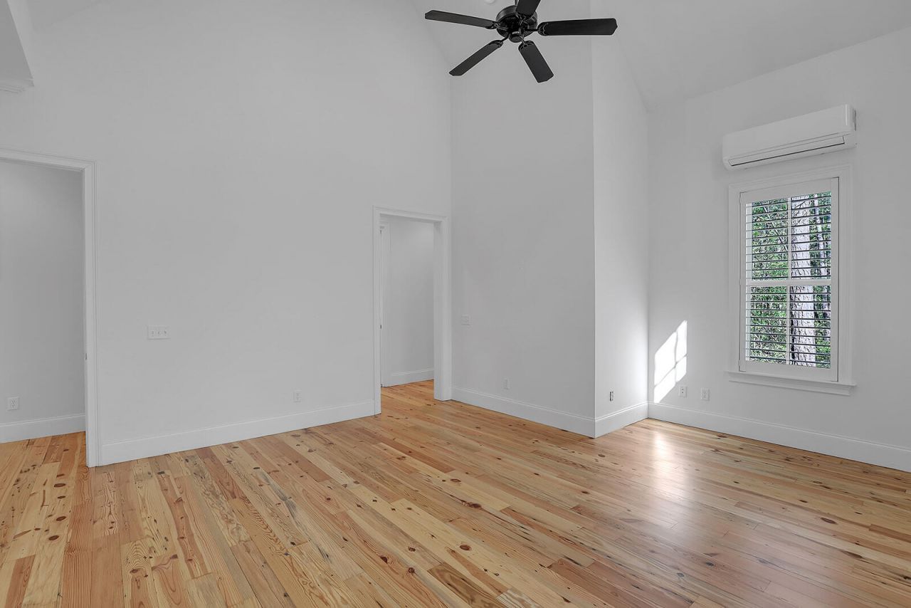 105 Barnaby Photo 33