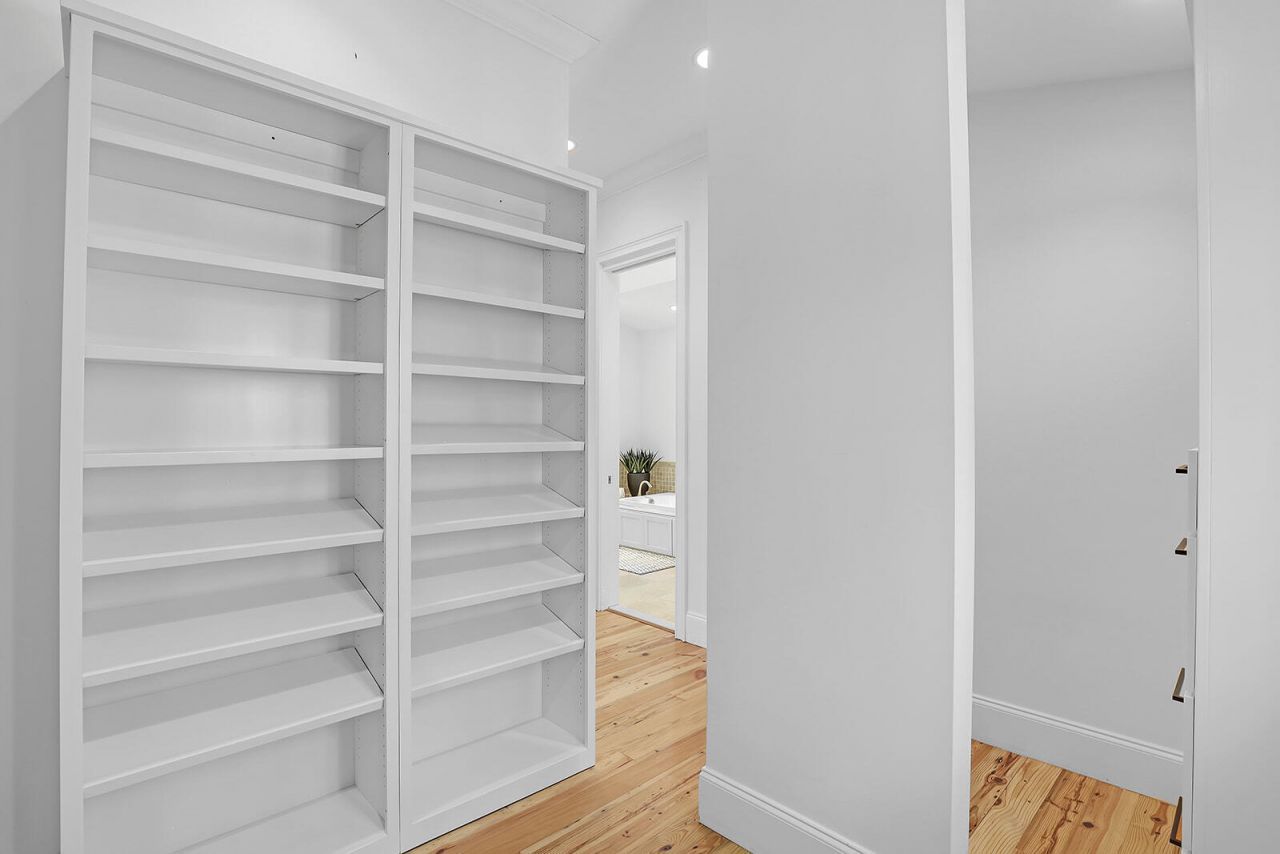 105 Barnaby Photo 36