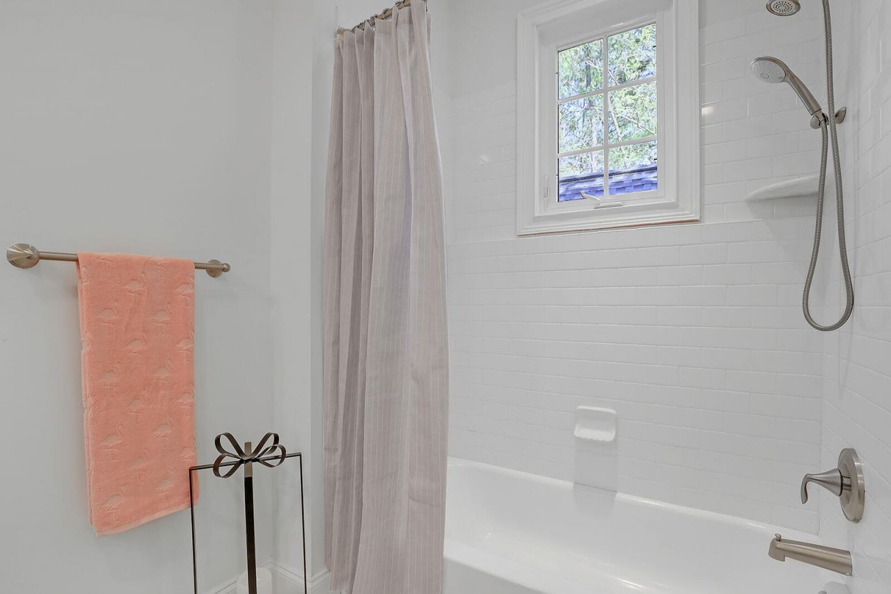 105 Barnaby Photo 44