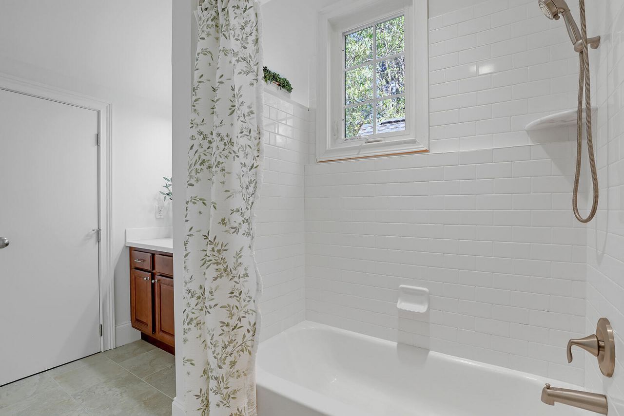 105 Barnaby Photo 48