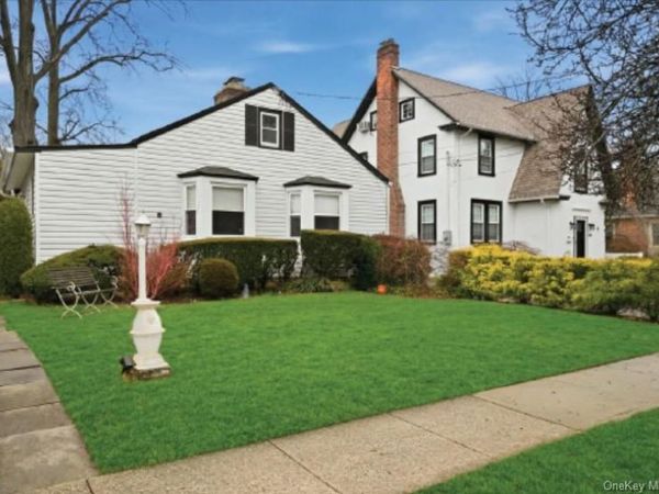 163 Elm Street, Roslyn Heights, NY 11577