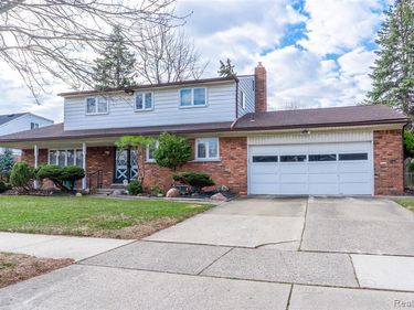 8362 Sunburst, Center Line, MI 48015