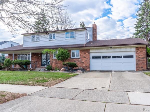 8362 Sunburst, Center Line, MI 48015