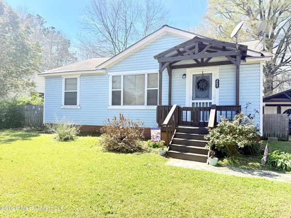 2221 Long Street, Grenada, MS 38901