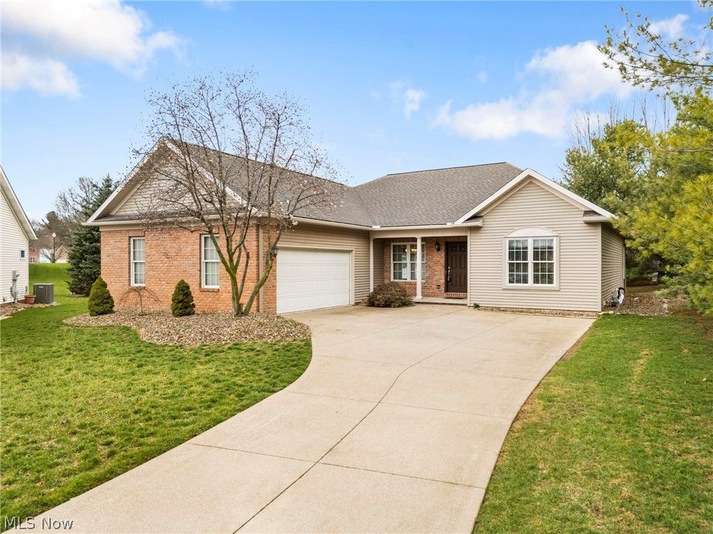 2041 Penhurst Circle Ne, North Canton, OH 44720 Main Photo