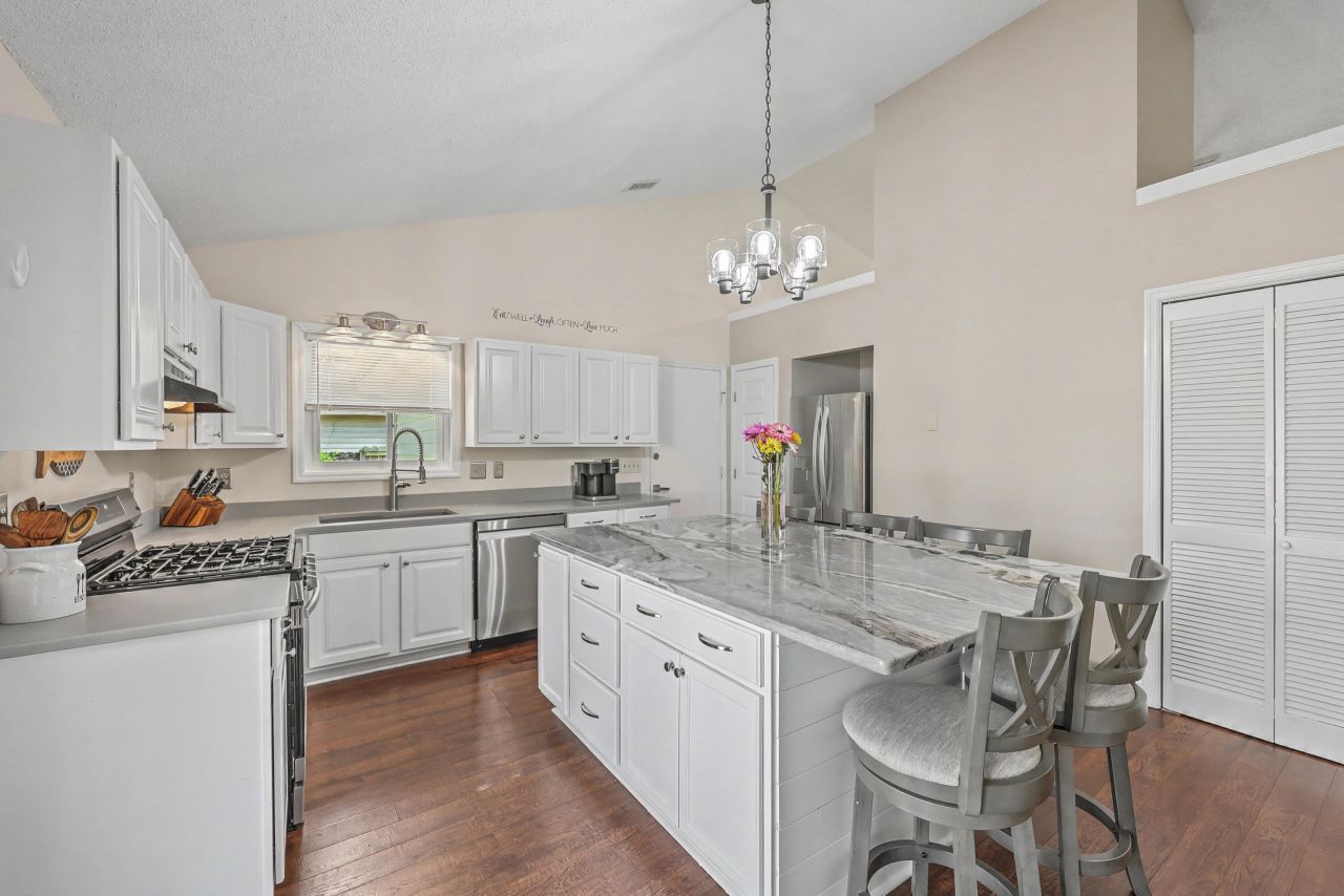 206 Jasmine Drive Photo 12