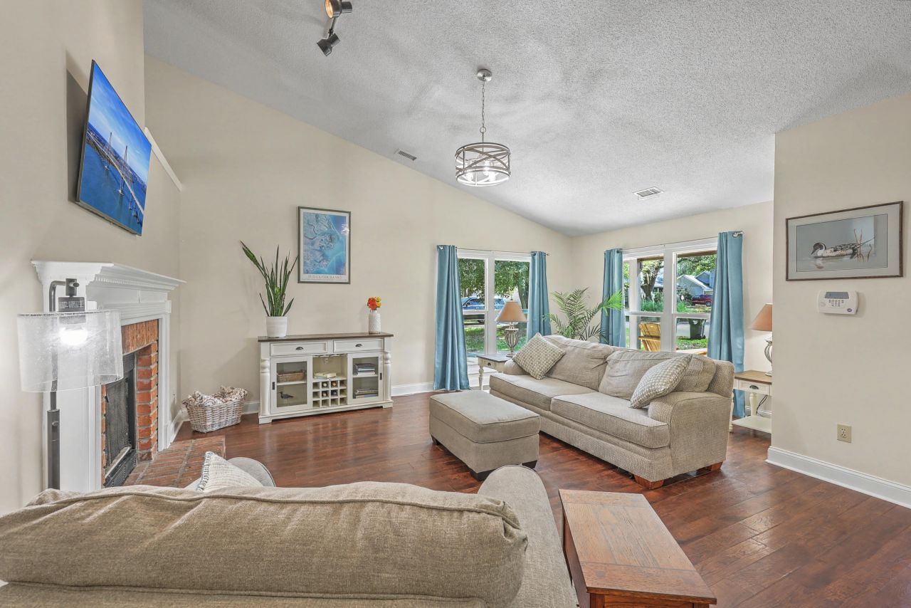 206 Jasmine Drive Photo 6