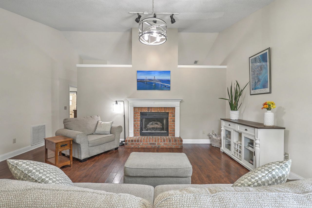 206 Jasmine Drive Photo 7