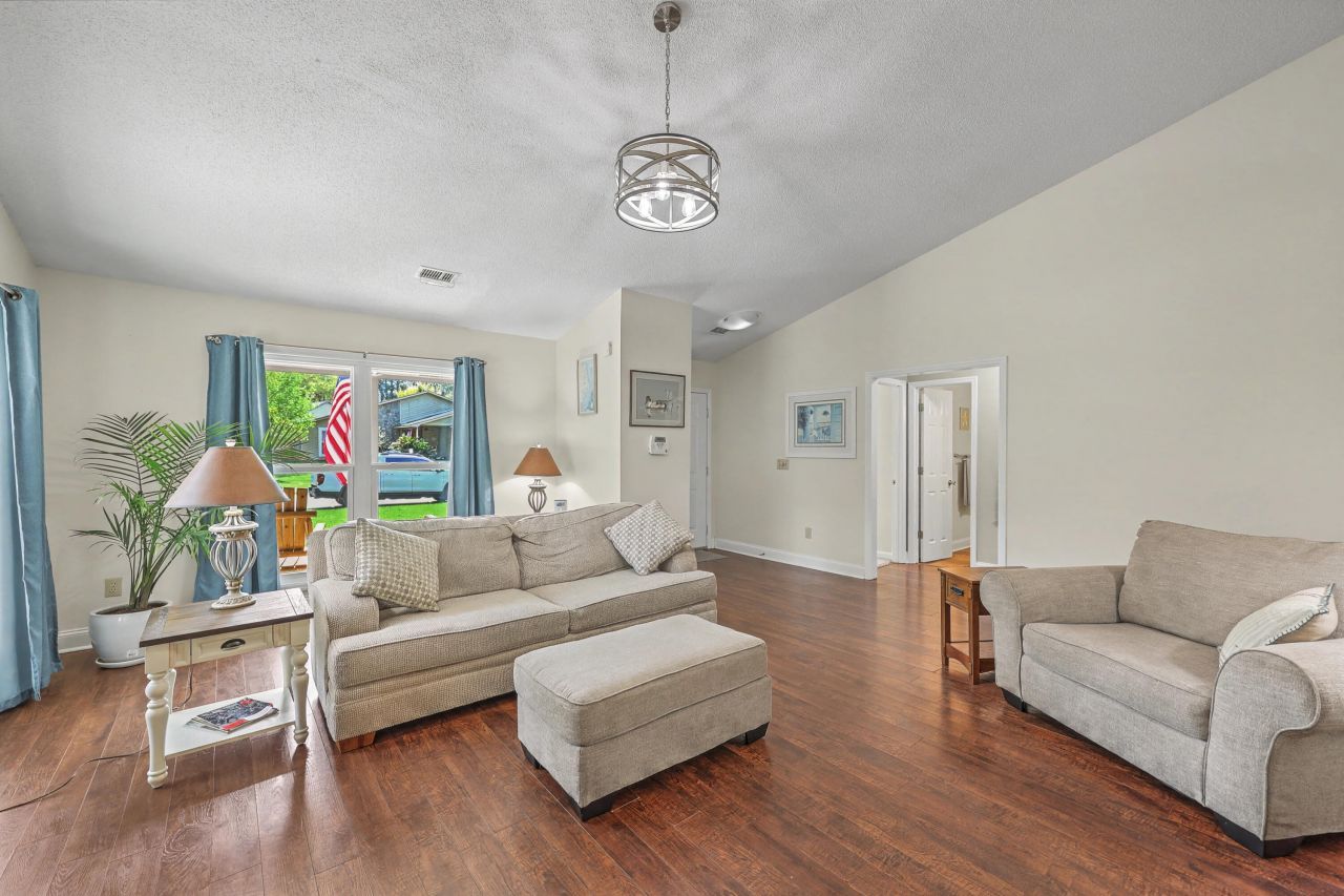 206 Jasmine Drive Photo 9