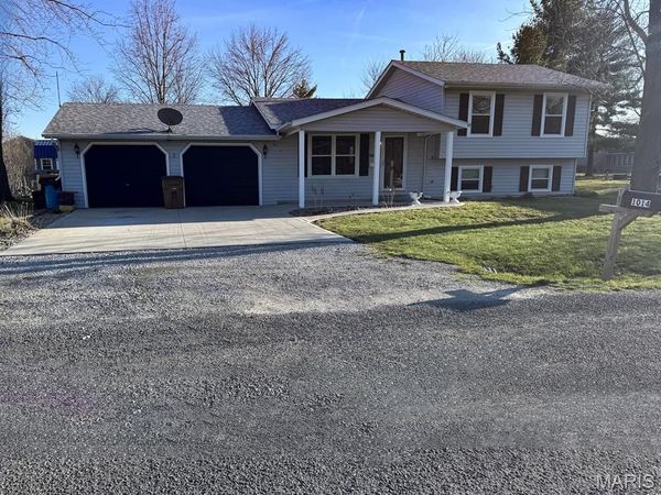 1014 E Mill Street, Staunton, IL 62088