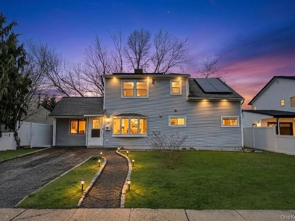 26 Family Lane , Levittown, NY 11756