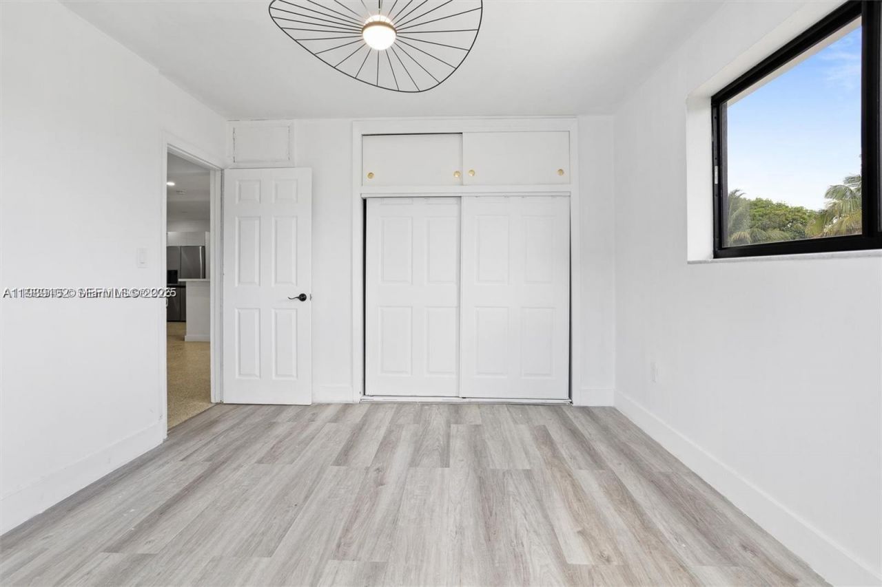 70 NE 186th Ter , Miami, FL 33179 Photo