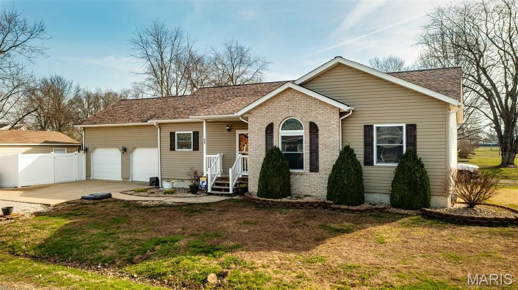 922 S Edwardsville Street , Staunton, IL 62088 Main Photo