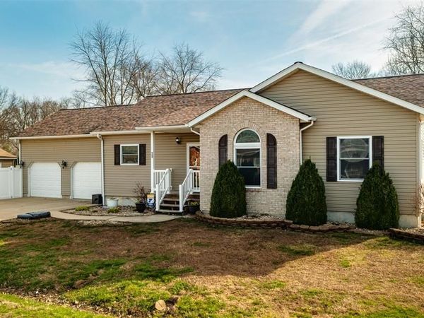 922 S Edwardsville Street , Staunton, IL 62088