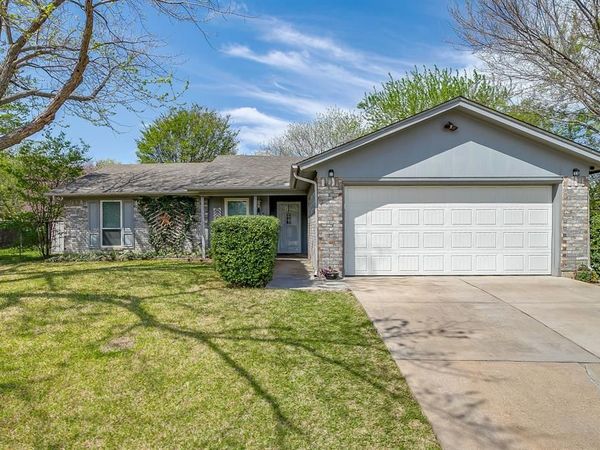 512 Parkridge Boulevard, Burleson, TX 76028