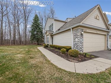26756 Kirkway Circle, Woodhaven, MI 48183