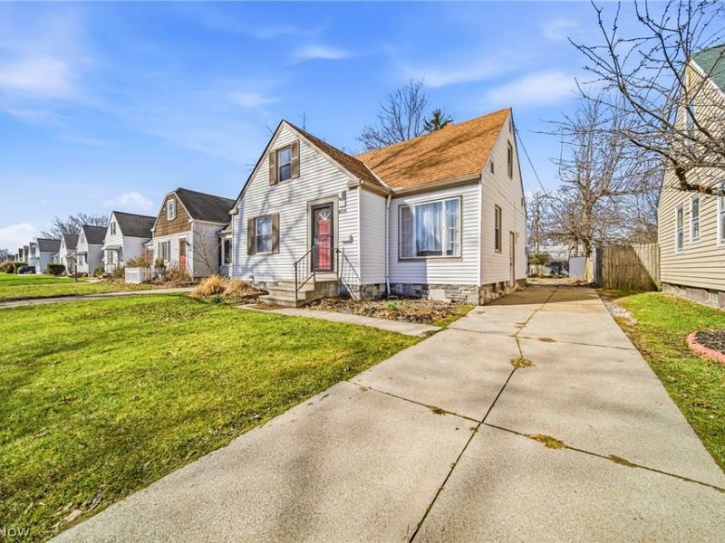 406 E 274th Street, Euclid, OH 44132 Photo 3