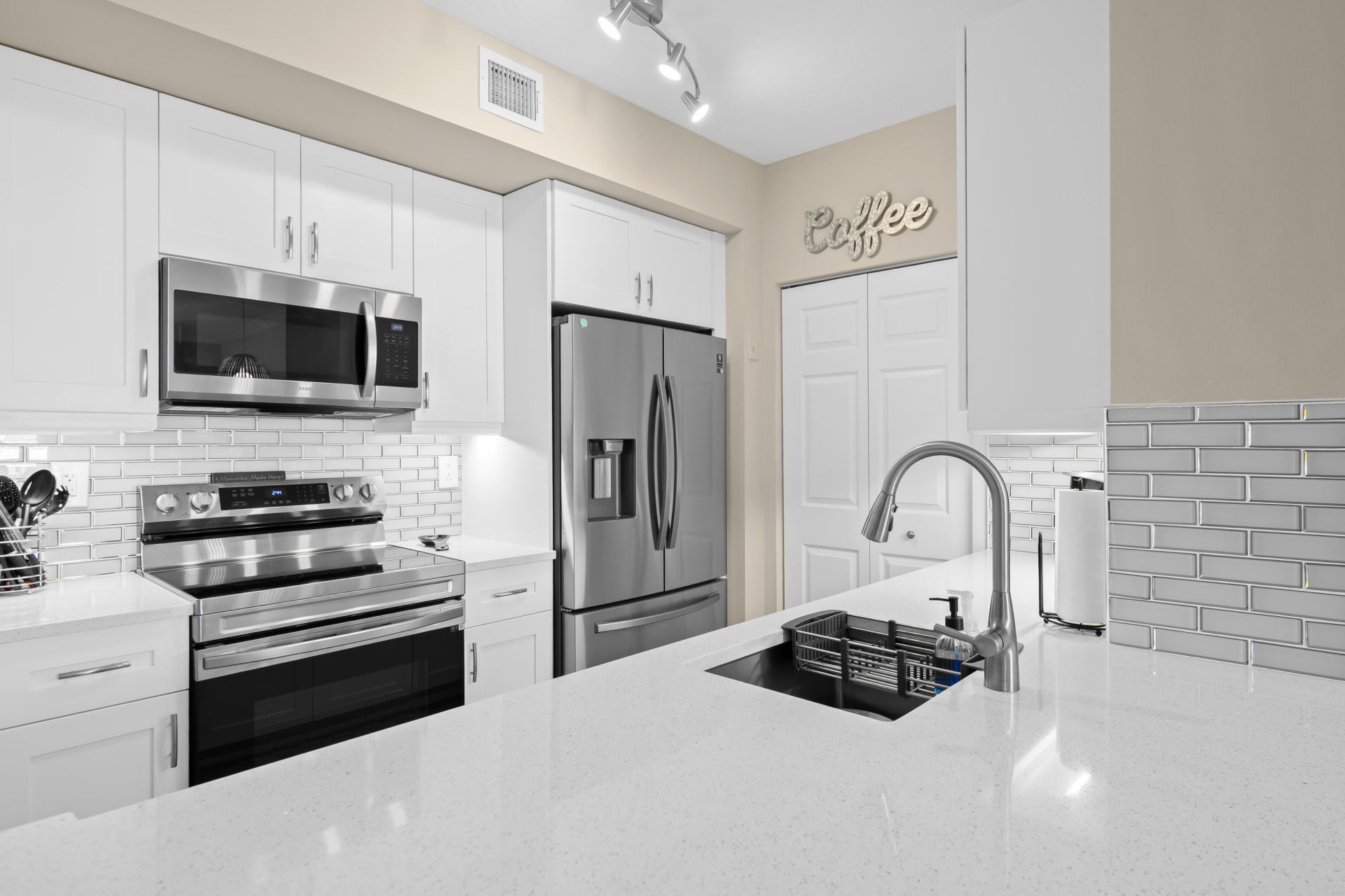 720 S Sapodilla Avenue S, Unit 502, West Palm Beach, FL 33401 Photo