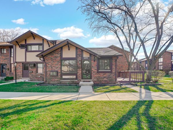 1S141 Eliot Lane , Villa Park, IL 60181