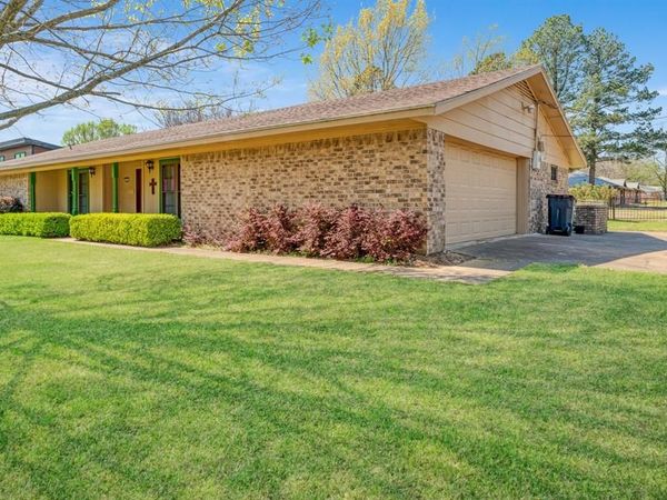 695 20th Street NE, Paris, TX 75460