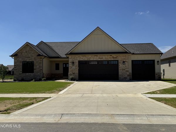 9225 Summer Song Ln, Sylvania, OH 43560