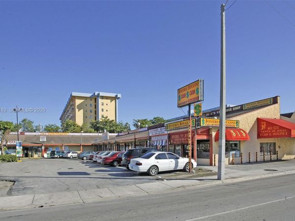 4685 NW 7th St , Miami, FL 33126