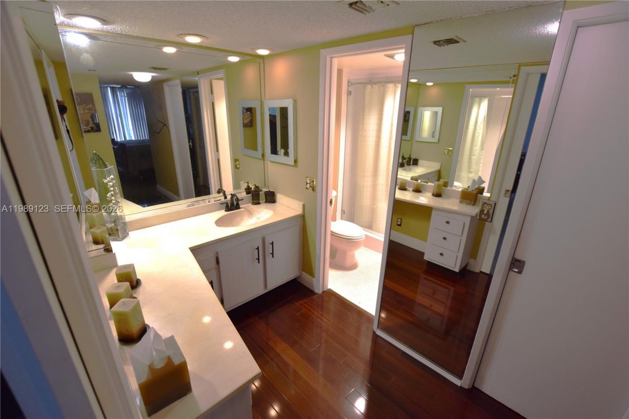 3800 Oaks Clubhouse Dr , Unit 309, Pompano Beach, FL 33069 Photo