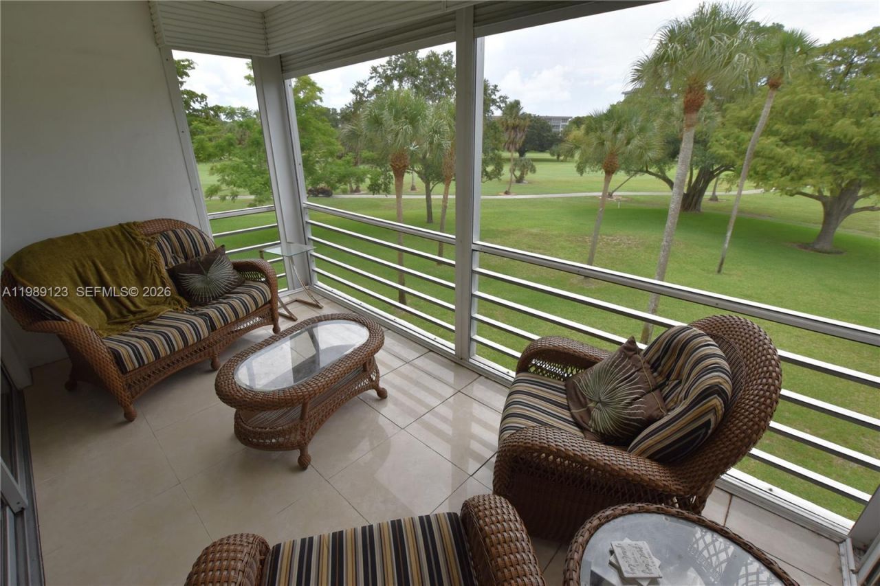 3800 Oaks Clubhouse Dr , Unit 309, Pompano Beach, FL 33069 Photo