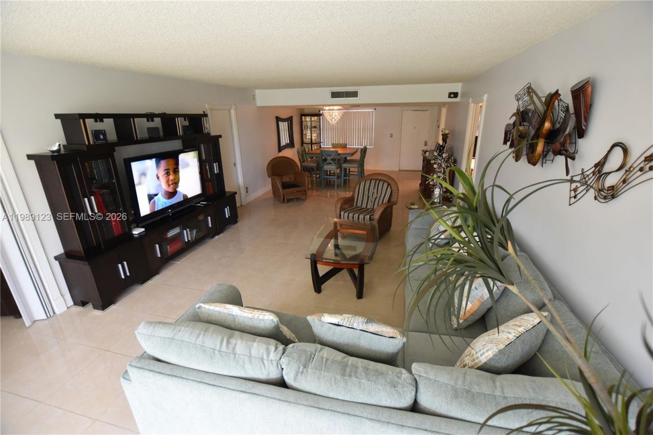 3800 Oaks Clubhouse Dr , Unit 309, Pompano Beach, FL 33069 Photo
