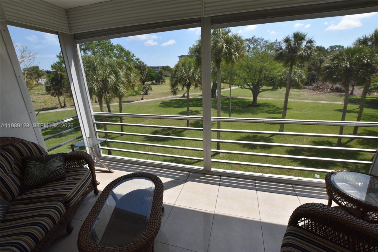 3800 Oaks Clubhouse Dr , Unit 309, Pompano Beach, FL 33069 Photo