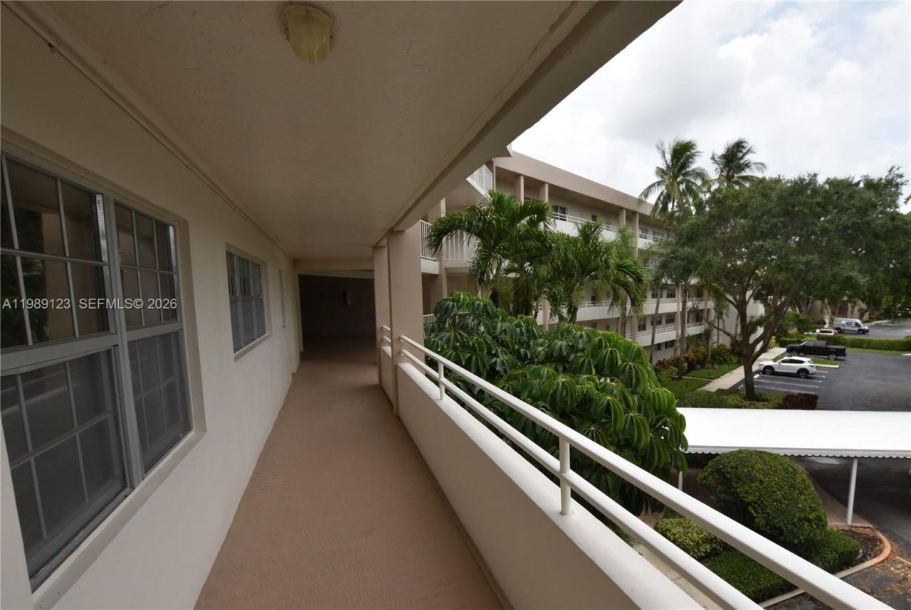 3800 Oaks Clubhouse Dr , Unit 309, Pompano Beach, FL 33069 Photo