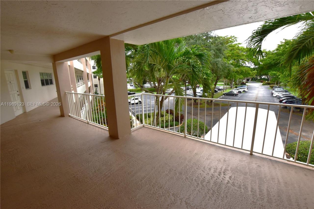 3800 Oaks Clubhouse Dr , Unit 309, Pompano Beach, FL 33069 Photo