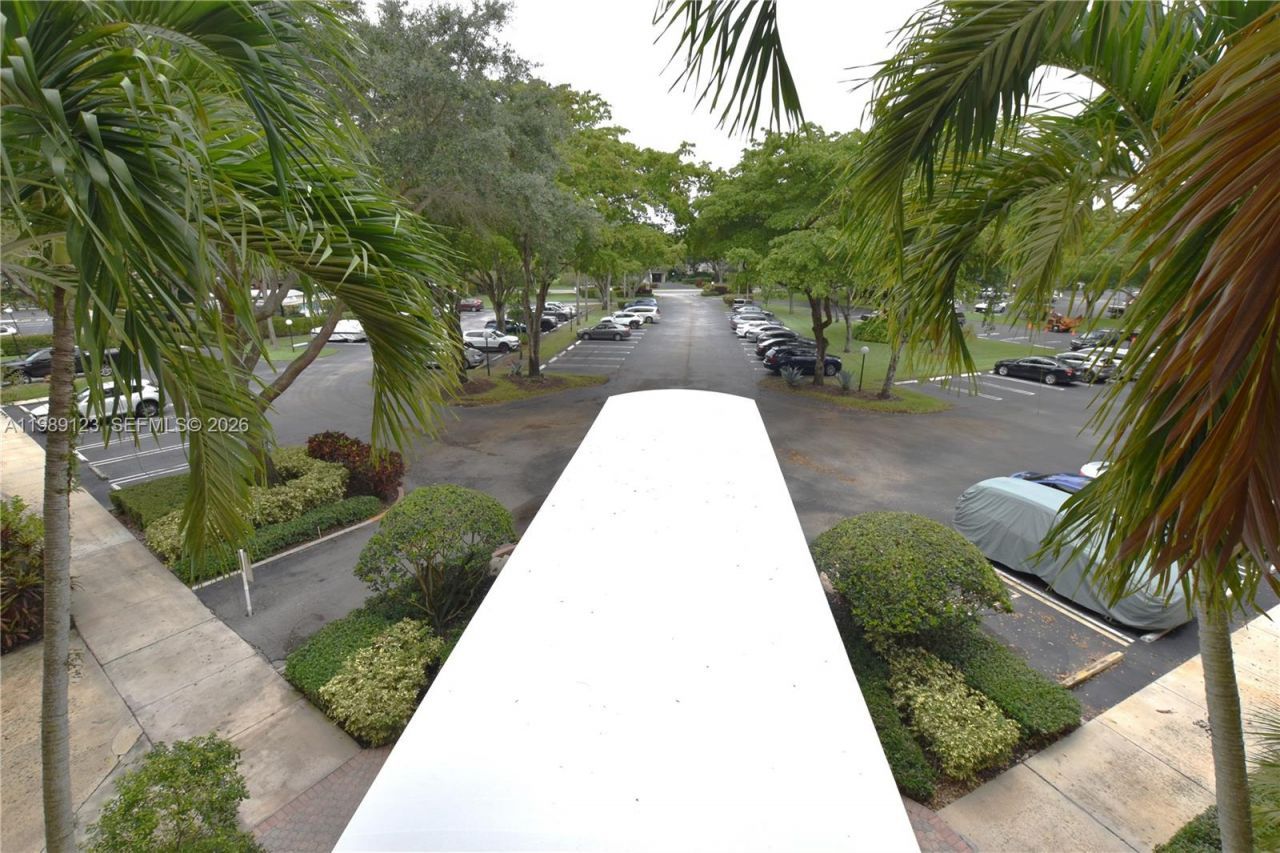3800 Oaks Clubhouse Dr , Unit 309, Pompano Beach, FL 33069 Photo