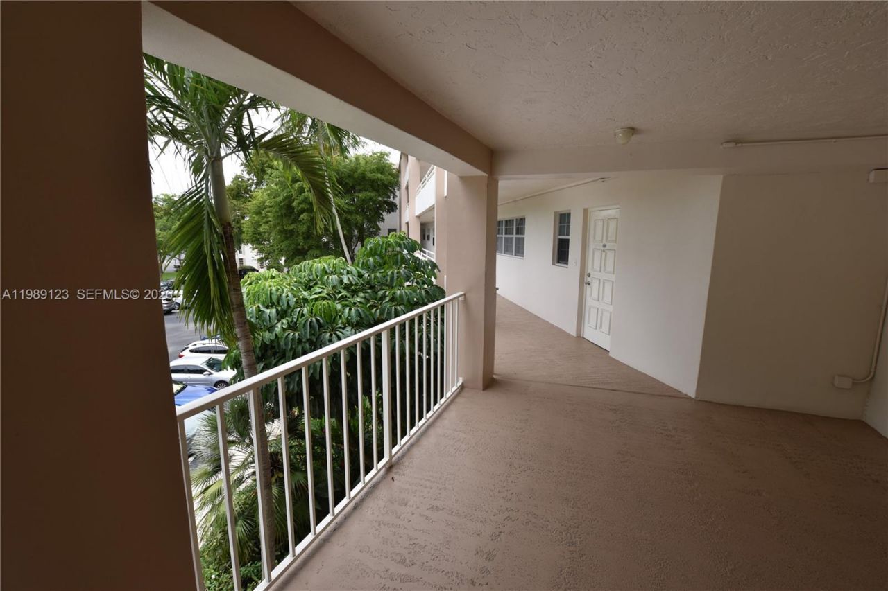 3800 Oaks Clubhouse Dr , Unit 309, Pompano Beach, FL 33069 Photo