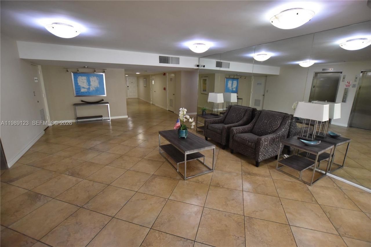 3800 Oaks Clubhouse Dr , Unit 309, Pompano Beach, FL 33069 Photo