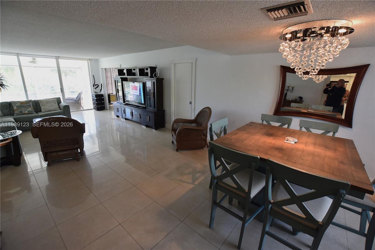 3800 Oaks Clubhouse Dr , Unit 309, Pompano Beach, FL 33069 Photo