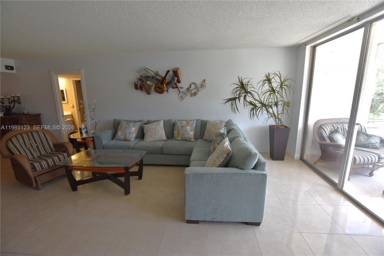 3800 Oaks Clubhouse Dr , Unit 309, Pompano Beach, FL 33069 Photo