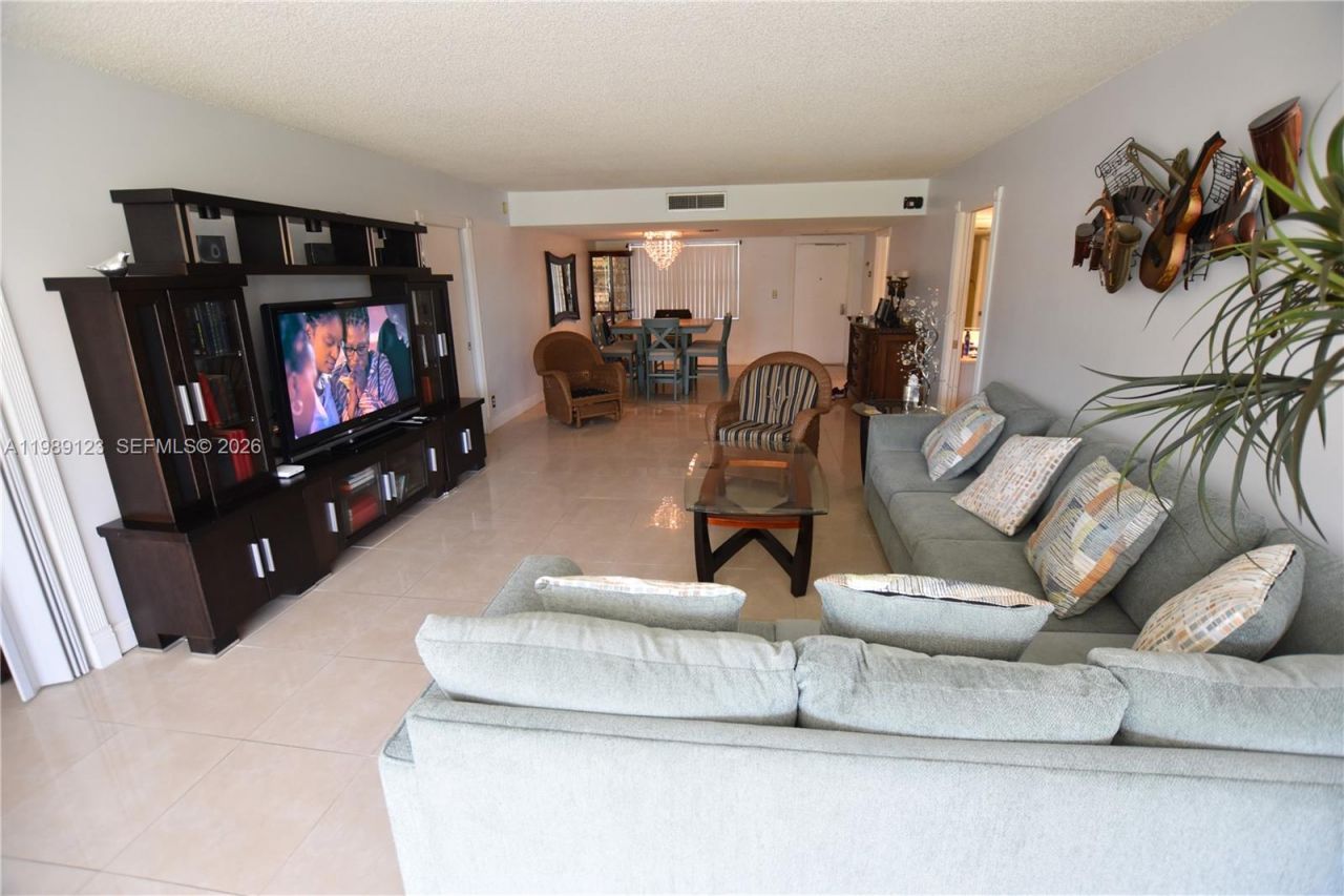 3800 Oaks Clubhouse Dr , Unit 309, Pompano Beach, FL 33069 Photo