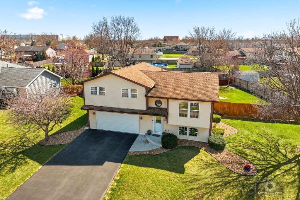 7415 W Braemar Lane W, Frankfort, IL 60423 Main Photo