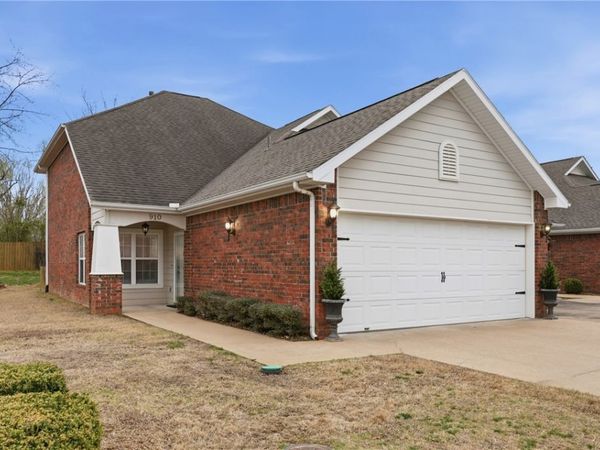 910 S Dixson Street , Rogers, AR 72758