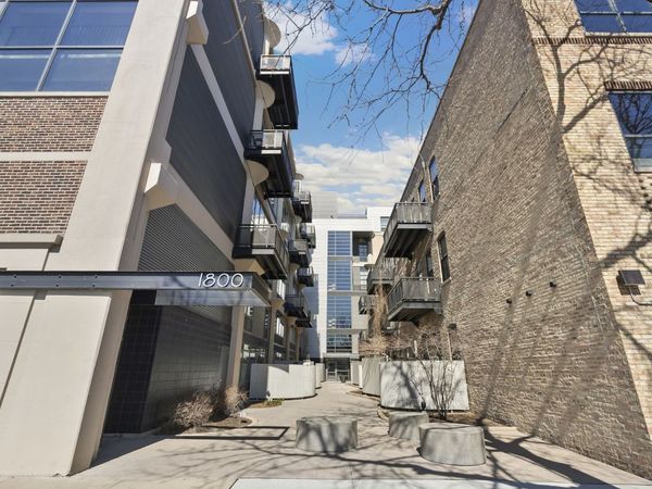1800 W Grace Street , Unit 411, Chicago, IL 60613
