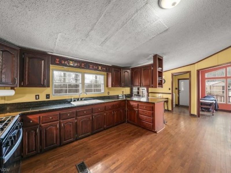 924 N Jewell Road, Newton Falls, OH 44444 Photo 2