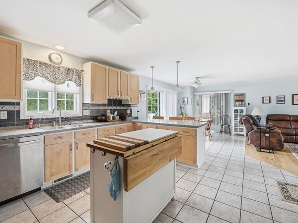 53 West St, Granby, MA 01033