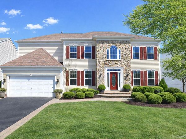 8 Avolet Court , Mount Sinai, NY 11766